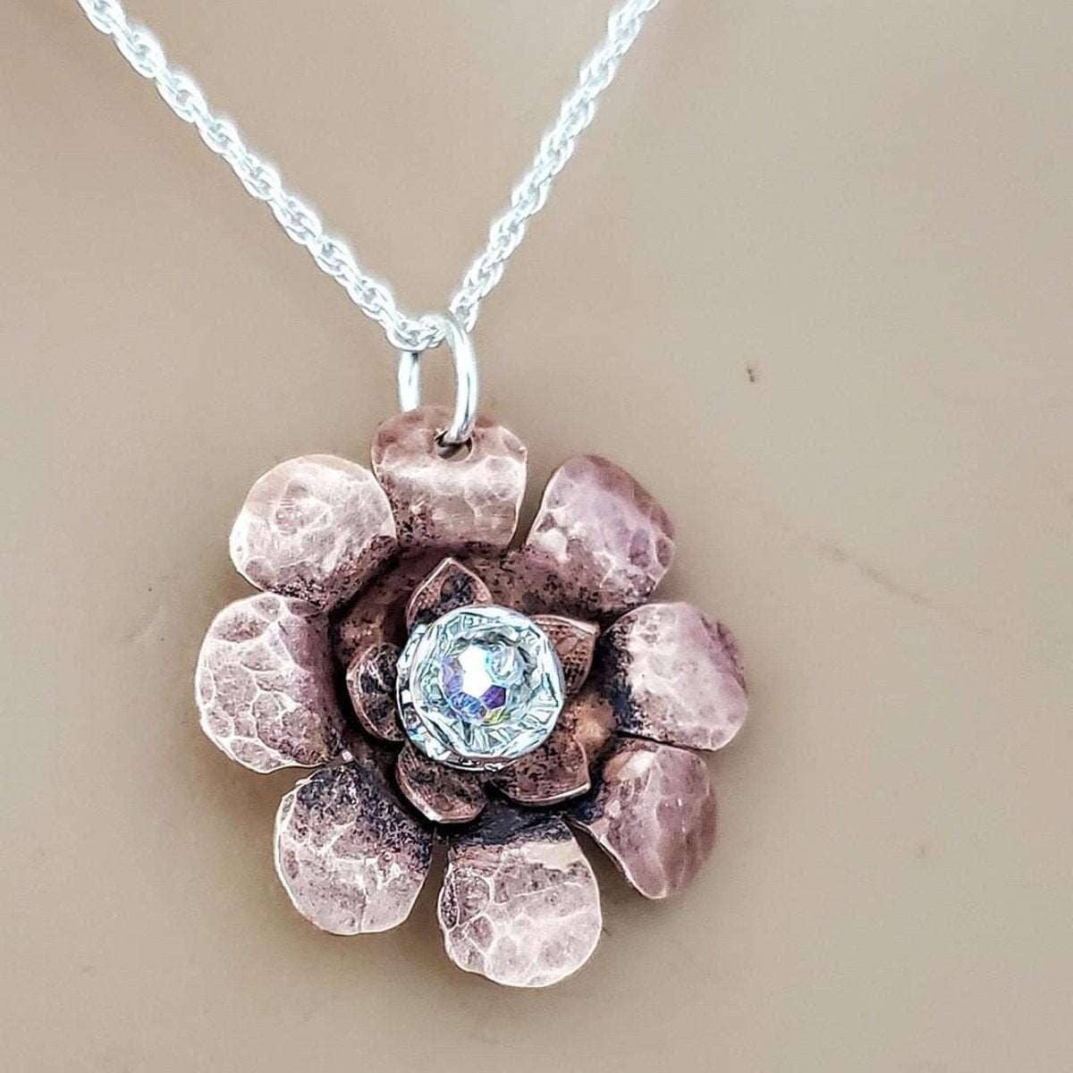 🌸 Collana Spinner “Petalo di Cristallo” – Eleganza che fiorisce nei tuoi gesti
